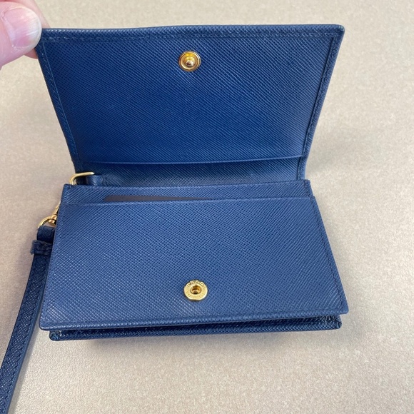 Prada Bluette Saffiano Metal Leather Wristlet w/ Box and Cert of Auth -Preloved - Picture 4 of 13